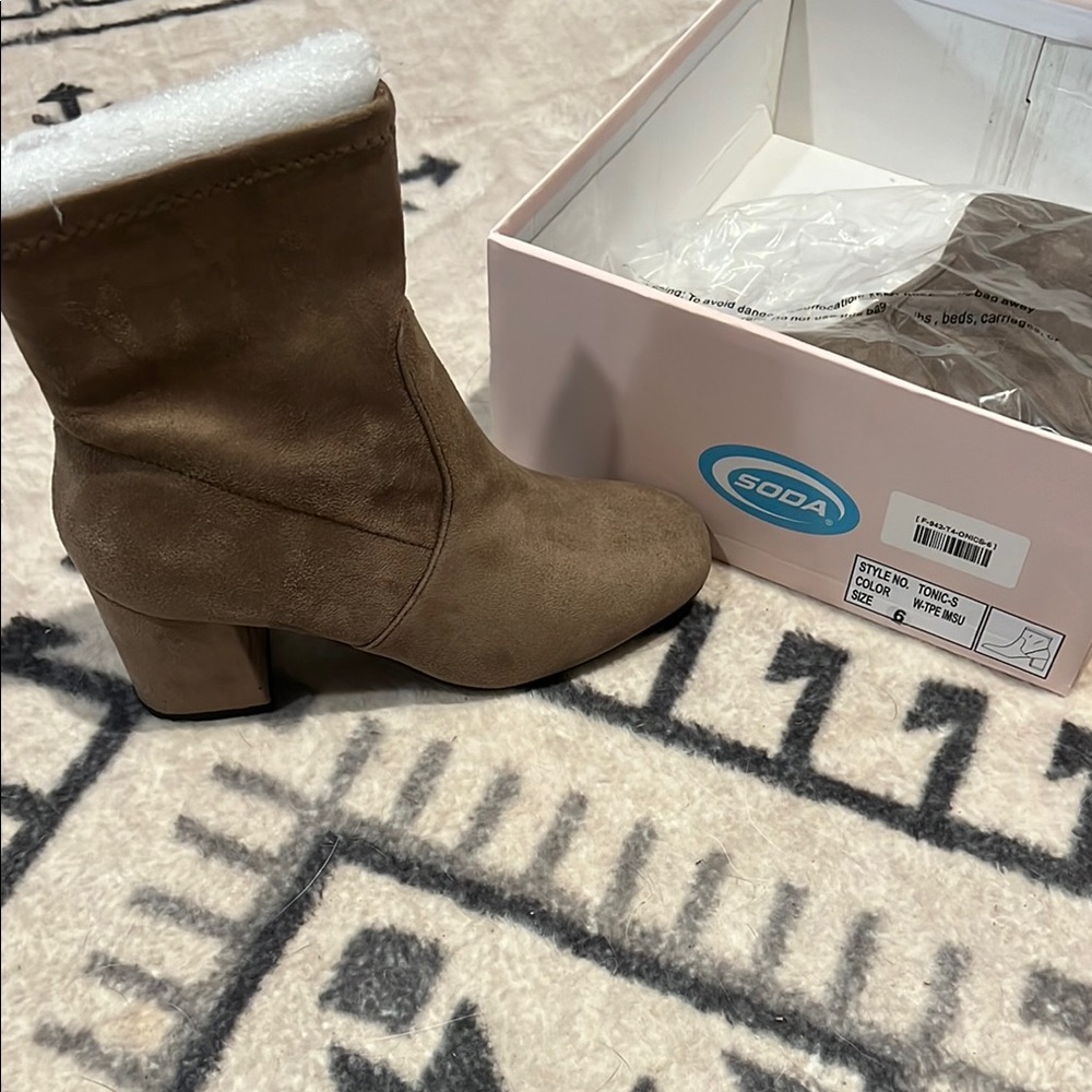 Soda Tonic booties in Taupe Suede NWT